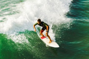 开云全站-五大联赛中场组织效率是否因战术板细节呈现不同结果，五大联赛的打法风格